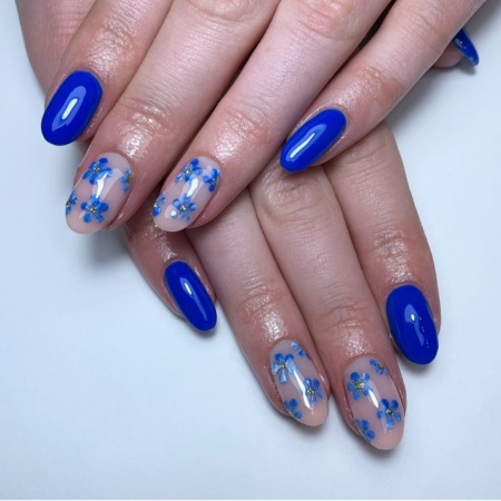 15+ Elegant Blue Nail Art Ideas for Every Occasion 8 Blue Floral Accents